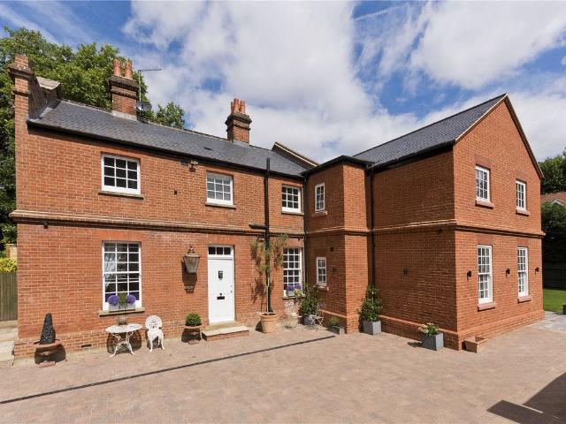 House for rent in Claremont Park, Elmbridge