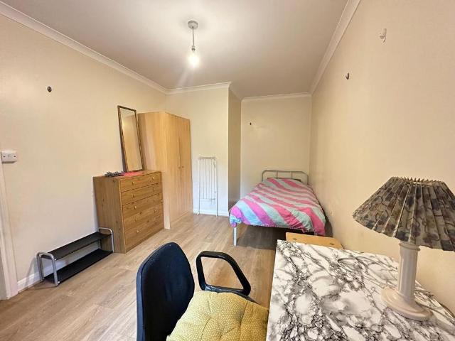 House for rent in London Borough of Ealing, Cat Hill