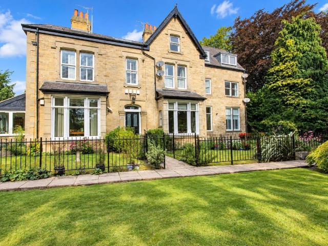 Apartment for rent in Oakwood, Leeds