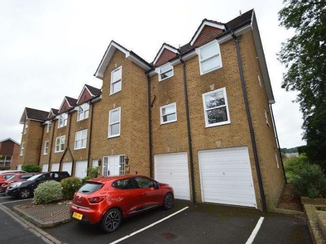Apartment for rent in Fole, Surrey