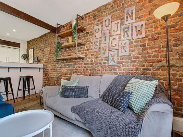 Townhouse for rent in London Borough of Hackney, Greater London