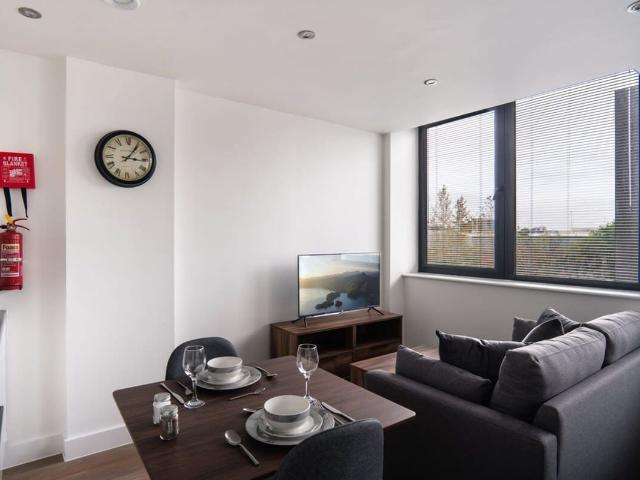 Studio for rent in Gorse Hill, Trafford Park
