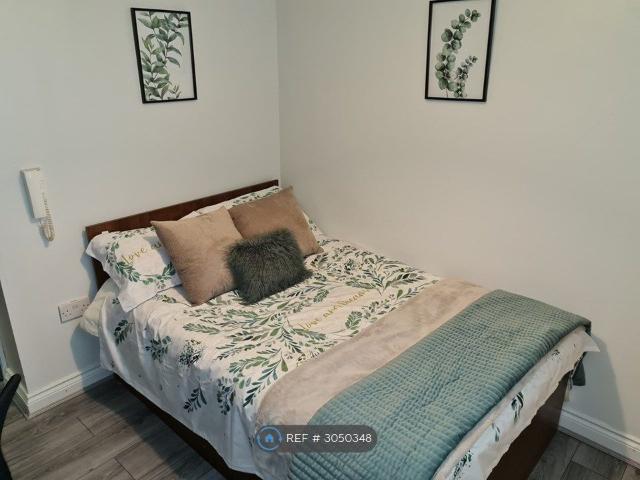 Studio for rent in Huddersfield, Kirklees