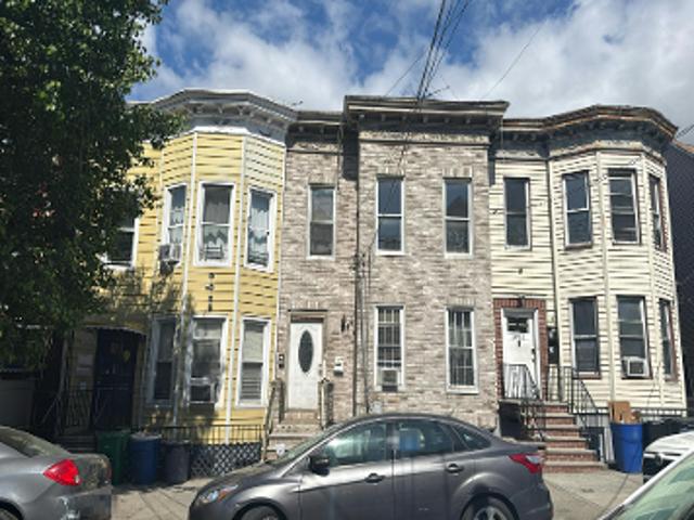House for sale in The Bronx, Arverne