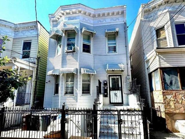 House for sale in The Bronx, Arverne