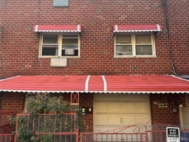 House for sale in The Bronx, Arverne