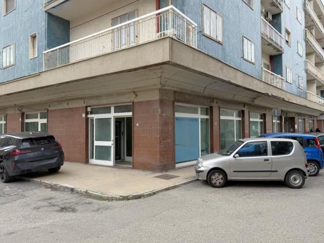 Locale Commerciale in affitto a Calabria, Catanzaro