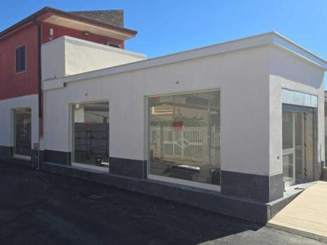 Locale Commerciale in affitto a Francolise, Campania