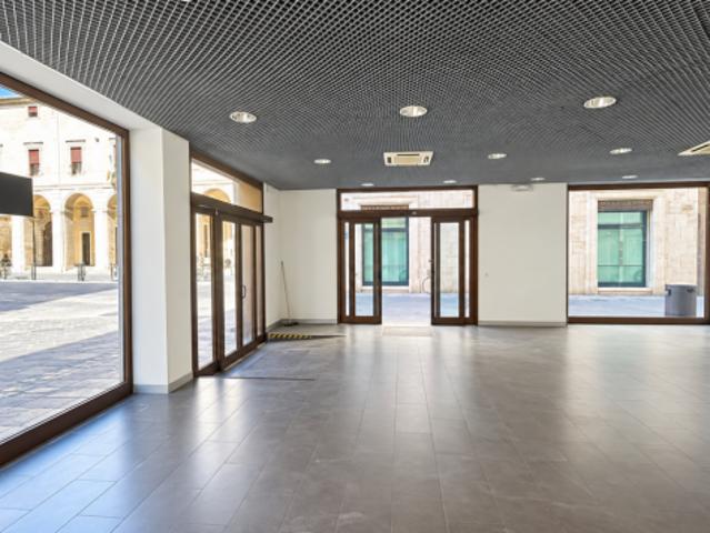 Locale Commerciale in affitto a Rimini, Reggio Emilia
