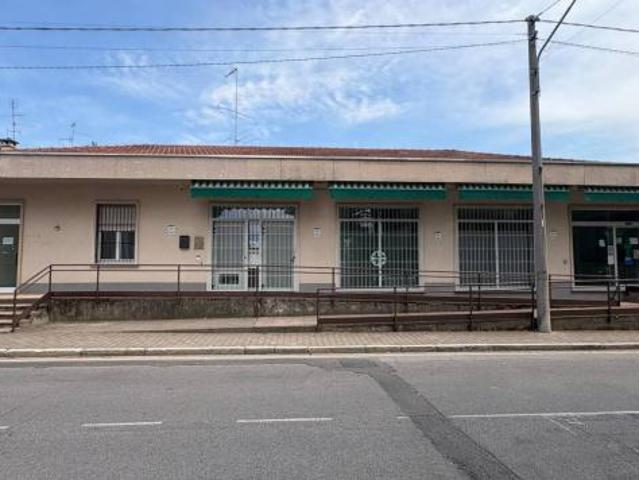 Locale Commerciale in affitto a Samarate, Lombardia