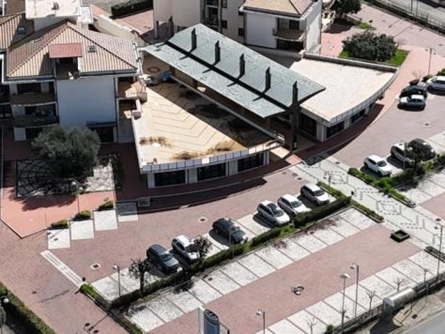 Locale Commerciale in vendita a Eboli, Campania