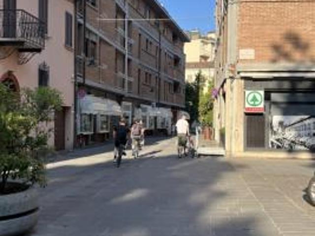 Locale Commerciale in vendita a Ferrara, Reggio Emilia
