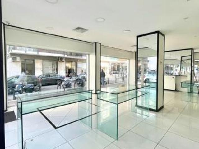 Locale Commerciale in vendita a Puglia, Lecce