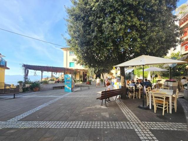 Locale Commerciale in vendita a Lerici, Liguria