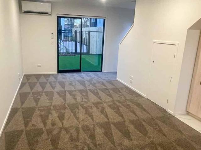 Townhouse for rent in Addington, Canterbury