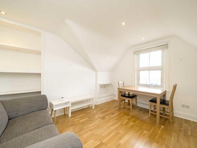 Apartment for rent in London Borough of Ealing, Park Royal