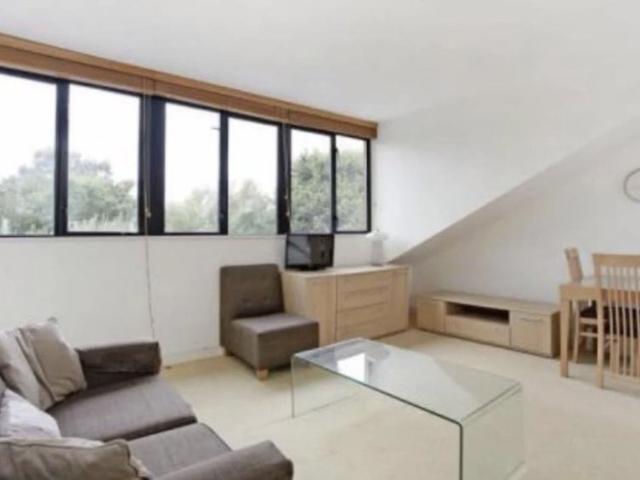 Apartment for rent in London Borough of Merton, Merton Park