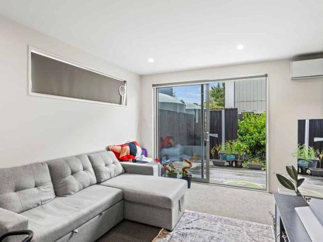 Townhouse for rent in Chaslands, Canterbury
