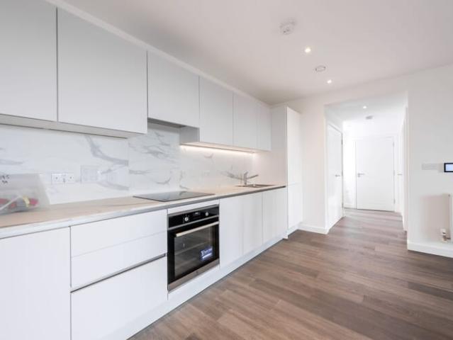 Flat for sale in London Borough of Ealing, Park Royal