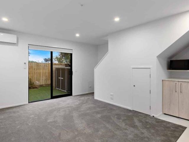 Townhouse for rent in Chaslands, Canterbury