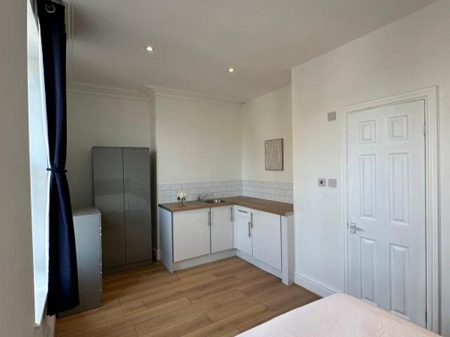 Studio for rent in Calderstones