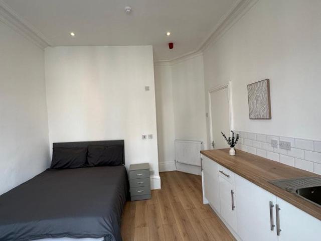 Studio for rent in Calderstones