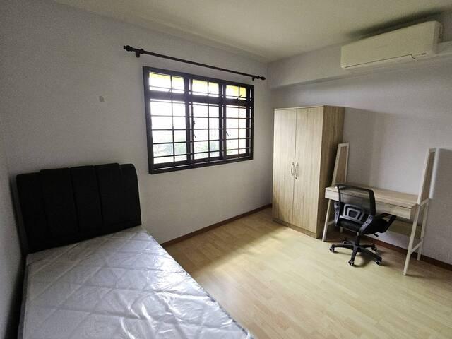 Room for rent in Sembawang, 23 North West