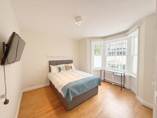 Room for rent in West Kensington, Greater London