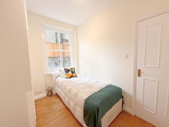 Room for rent in West Kensington, Greater London