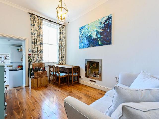 Apartment for rent in West Kensington, Greater London