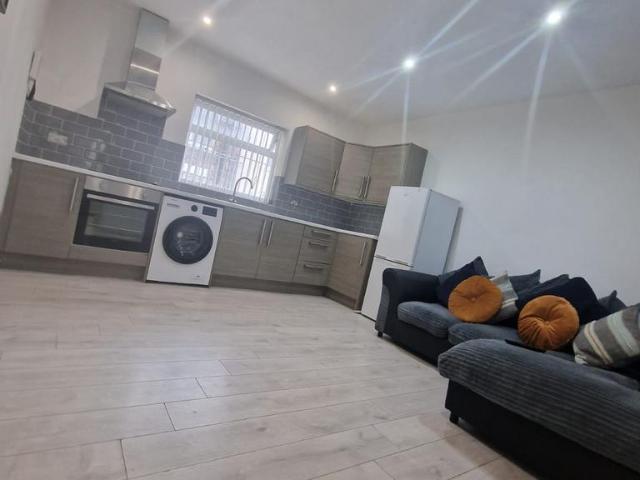 Apartment for rent in Elm Park, Calderstones