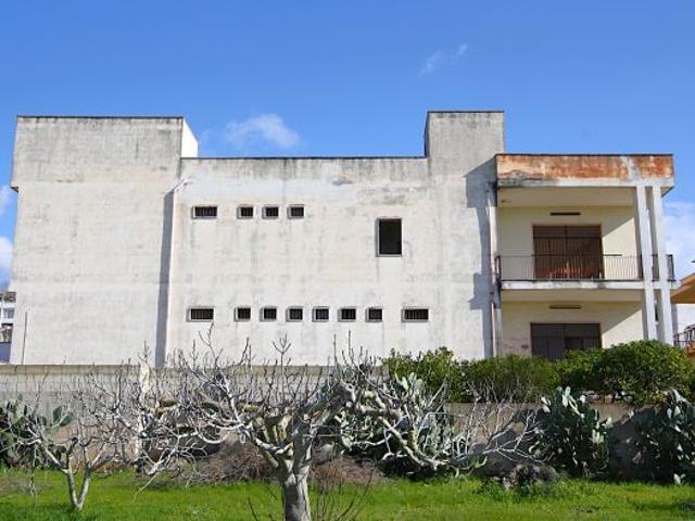 Locale Commerciale in vendita a Puglia, Lecce