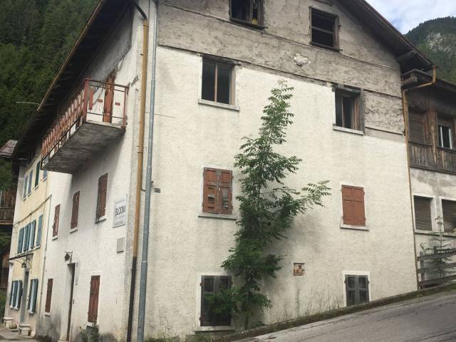 Locale Commerciale in vendita a Nebbiù di Cadore, Pieve Di Cadore