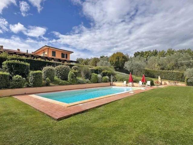 Locale Commerciale in vendita a Gualdo Cattaneo, Umbria