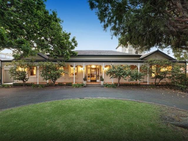 House for sale in Caulfield North