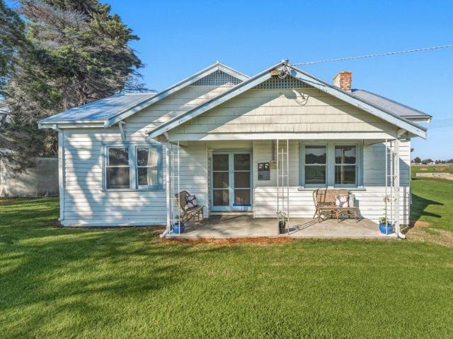 Cottage for sale in Camerons Creek, Victoria