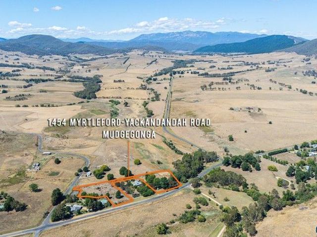 Cottage for sale in Mudgegonga, Victoria