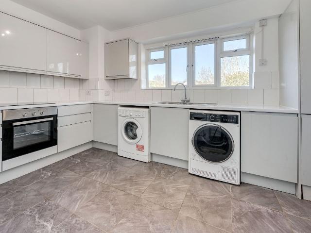 Apartment for rent in Oakwood, Greater London
