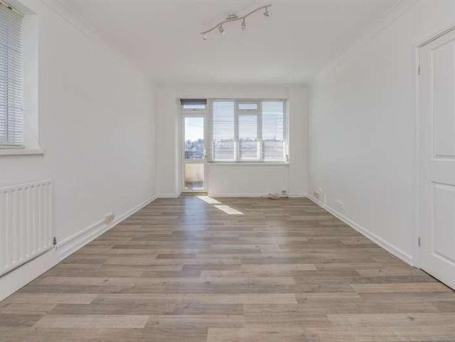 Apartment for rent in Oakwood, Greater London