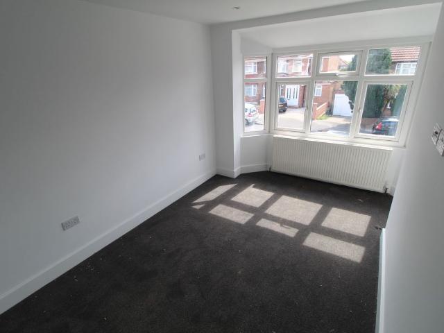 Apartment for rent in South Stanmore, Greater London