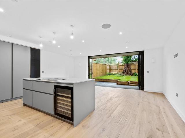 House for rent in London Borough of Merton, Raynes Park