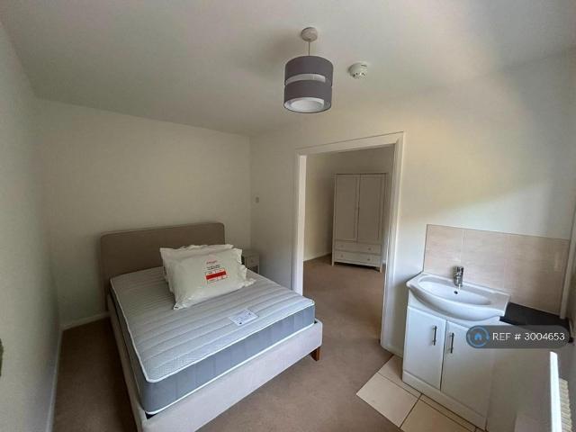 House for rent in Lower Green Esher, Blackhills