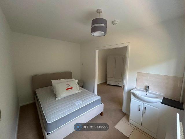 Room for rent in Lower Green Esher, Blackhills