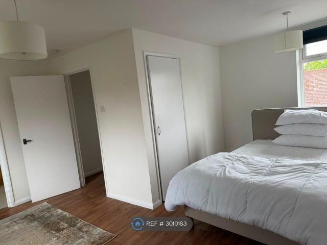 Studio for rent in Imber Riverside, Elmbridge