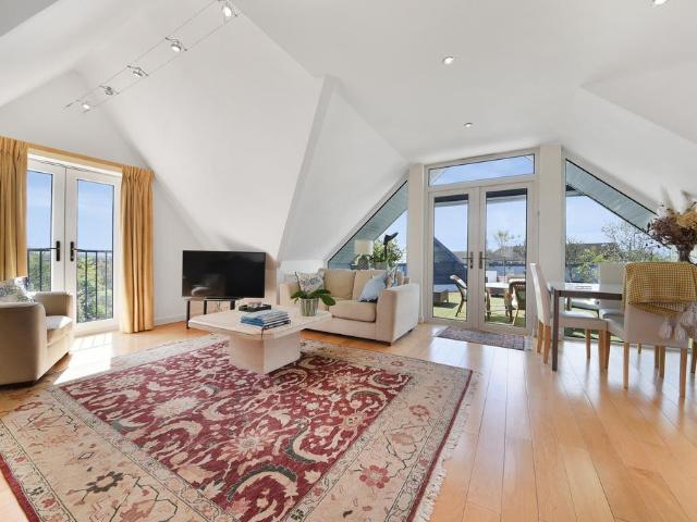 Apartment for rent in Cottenham Park, Greater London