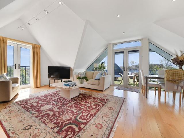 Apartment for rent in London Borough of Merton, Raynes Park
