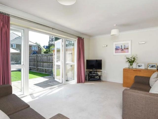 House for rent in Summerstown, Greater London