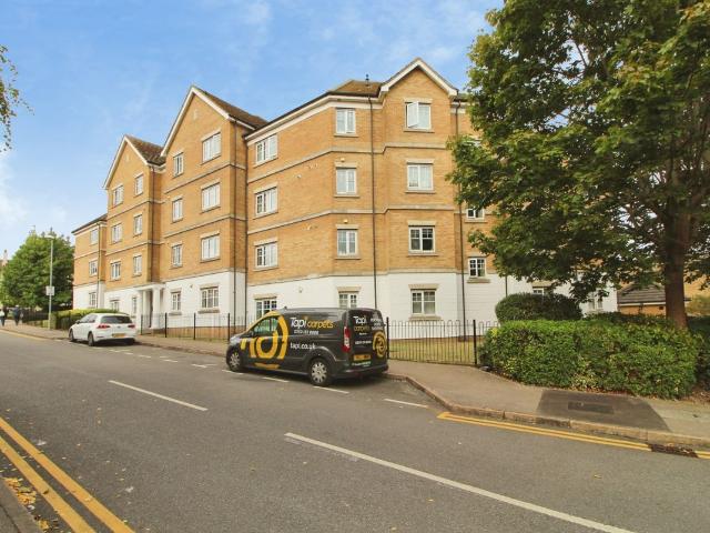 Apartment for rent in Burnt Oak, Greater London