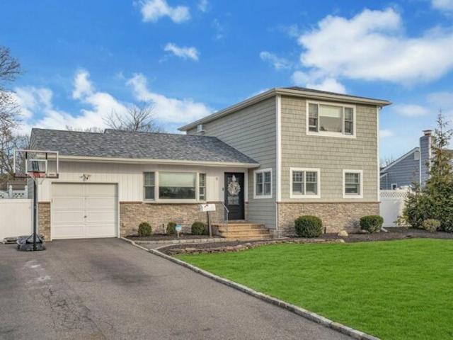 House for sale in Commack