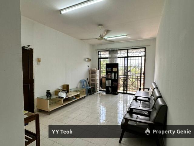 Flat for sale in Malaka